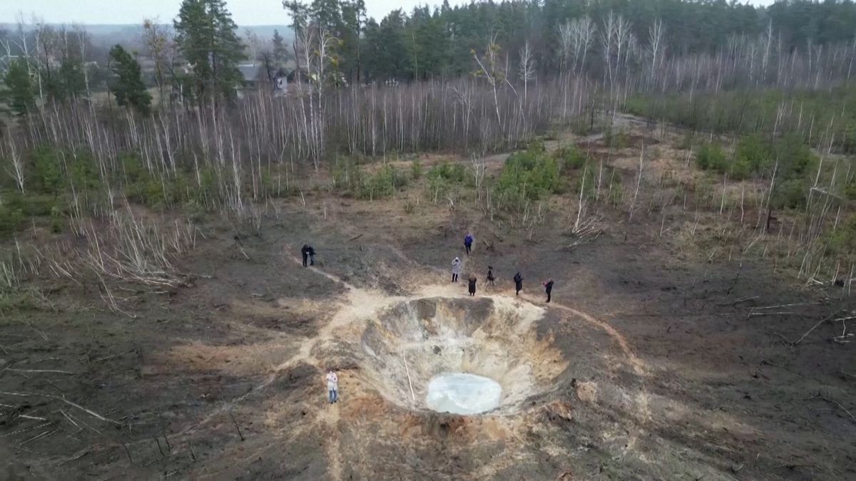 Výbuch hlavice ruské střely vytvořil obrovský kráter